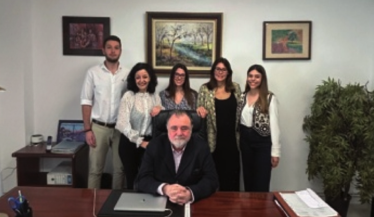 Javier Muro de Zaro, director general (sentado). De pie de izda a dcha: Adrián Pérez, equipo ad- ministrativo; Merce Verdugo, directora técnica; Maialen Díaz de Cerio, Carmen Martínez e Irene  Domingo, del equipo administrativo, todos de ADINOR.
